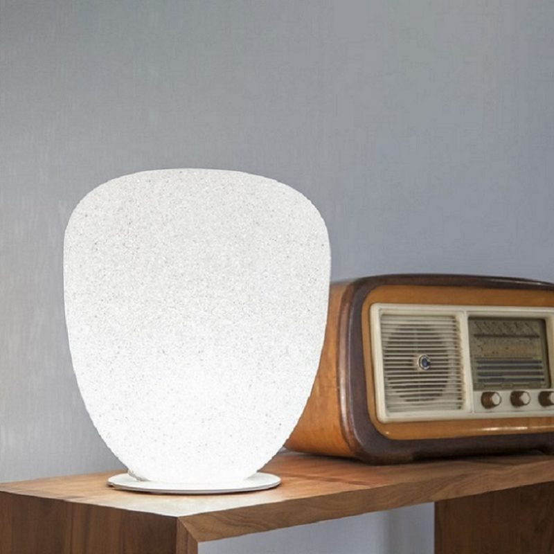 den-ngu-de-ban-dep-duoc-ua-chuong-nhat-3-800x800-2 Nhìn bên ngoài chiếc đèn ngủ để bàn hình đá phát sáng tuy đơn giản nhưng đầy sự tinh tế.